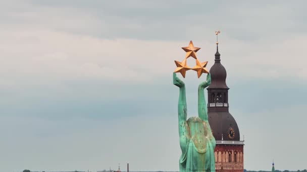 Красивый Вид Воздуха Ригу Столицу Латвии Памятник Свободы Милда Символ — стоковое видео