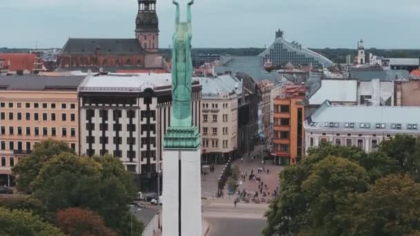 拉托维亚首都里加市美丽的空中景观 Milda自由女神像 拉脱维亚自由的象征 — 图库视频影像