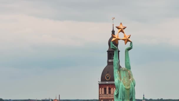 Hermosa Vista Aérea Ciudad Riga Capital Letonia Estatua Libertad Milda — Vídeo de stock