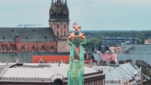 Bella Vista Aerea Della Città Riga Capitale Della Lettonia Statua — Video Stock