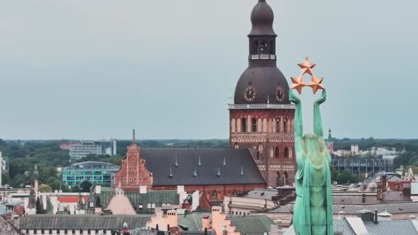 Hermosa Vista Aérea Ciudad Riga Capital Letonia Estatua Libertad Milda — Vídeo de stock
