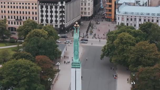 Hermosa Vista Aérea Ciudad Riga Capital Letonia Estatua Libertad Milda — Vídeos de Stock