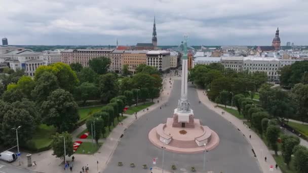 Schöne Luftaufnahme Der Stadt Riga Der Hauptstadt Lettlands Freiheitsstatue Milda — Stockvideo