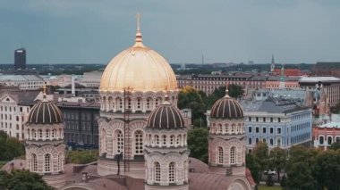 Riga şehrinin güzel hava manzarası - Letonya 'nın başkenti. İsa Katedrali - Ünlü Kilise ve Tarihi Yer