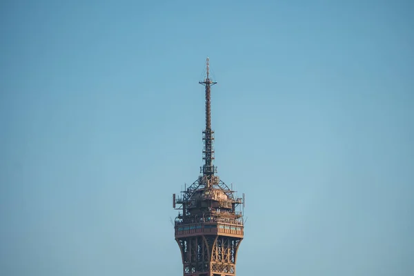 埃菲尔铁塔顶部面对蓝天的特写镜头 从侧面拍摄 — 图库照片