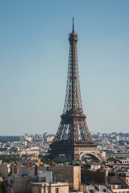 Paris, Fransa 'da açık mavi gökyüzünün altında Eyfel Kulesi' nin gündüz çekimleri.