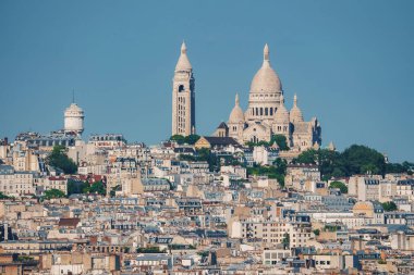 Güneşli bir yaz gününde Montmartre, Sacre Coeur 'dan Paris şehir manzarası.