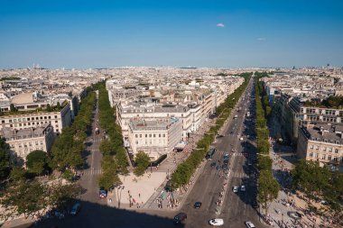 Güneşli bir günde Eyfel Kulesi 'nin tepesinden Paris şehir manzarasının yüksek açılı görüntüsü..