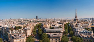 Paris şehir manzarası Eyfel Kulesi 'nden güneşli mavi gökyüzünün altında..