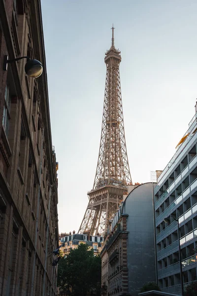Foto Torre Eiffel Tomada Una Calle Parisina Atardecer — Foto de Stock
