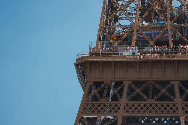 Nærbilde Eiffeltårnet Paris Frankrike Med Klar Blå Himmel Grønt Landskap – stockfoto