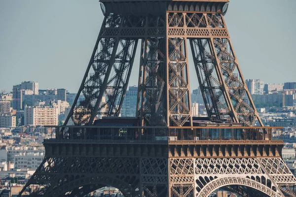 Dagopname Van Eiffeltoren Onder Een Helderblauwe Hemel Parijs Frankrijk — Stockfoto