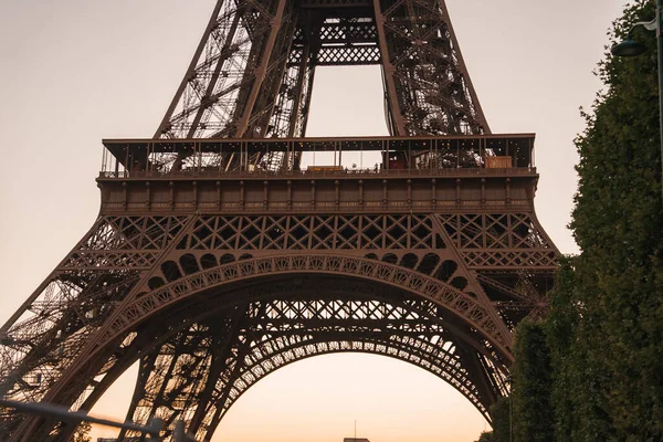 Laaghoekige Opname Van Eiffeltoren Bij Zonsondergang Met Een Oranje Hemel — Stockfoto