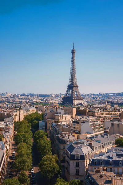 Vista Día Soleada Torre Eiffel París Francia Rodeada Árboles Bajo — Foto de Stock