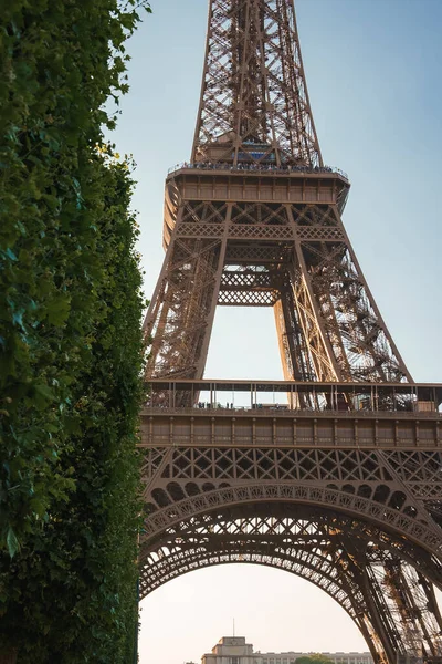 Vista Ensolarada Dia Torre Eiffel Bronze Contra Céu Azul Claro — Fotografia de Stock