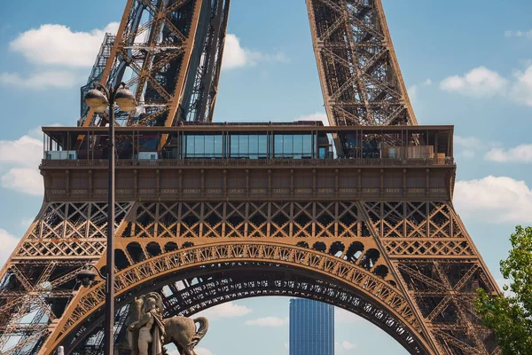 Крупним Планом Ейфелева Вежа Парижі Франція Ясним Блакитним Небом Зеленим — стокове фото