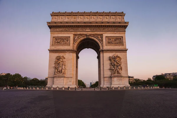 Paris Zafer Takı, Fransa Mor bir gökyüzü altında bulutlu bir hava ve şehir manzarası ile.