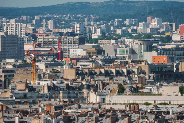 Paris, Fransa 'nın gökyüzü güneşli bir öğle vakti altında Eyfel Kulesi' ni gösteren hava manzarası.