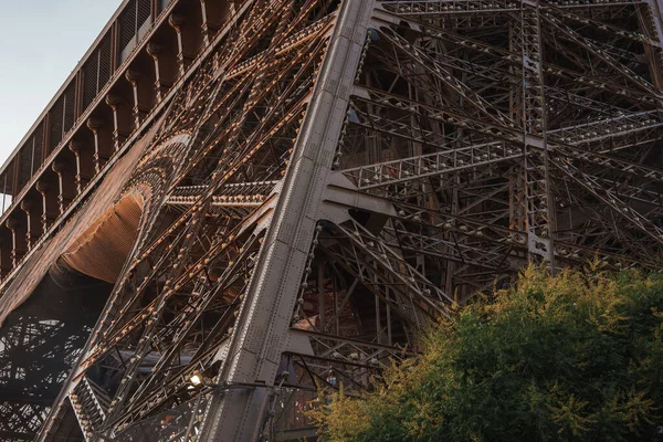 Vue Angle Bas Tour Eiffel Lors Coucher Soleil Clair Été — Photo