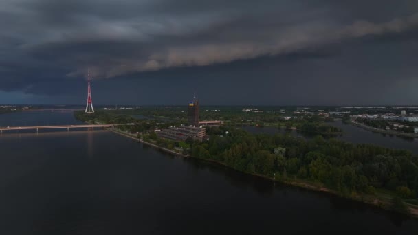 Forte Tempesta Estiva Sulla Riga Lettonia Nuvole Pioggia Scure Avvicinano — Video Stock