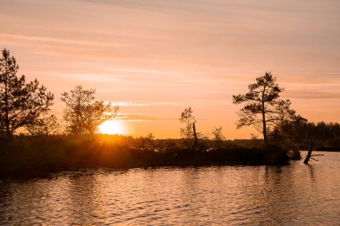 Gölün üzerinde büyülü bir gün doğumu. Yaz sabahı. 