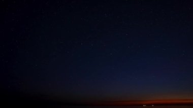 Güzel Samanyolu gece gökyüzü zaman çizelgesi. Kayan yıldızlar Perseid meteor yağmuru 2023.