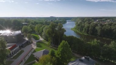 Litvanya tatil beldesi Druskininkai 'nin hava manzarası. Şehir parkındaki Litvanya tatil beldesi Druskininkai kilisesinin panoramik manzarası. Nemunas nehrinde bir kaplıca kasabası