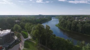 Litvanya tatil beldesi Druskininkai 'nin hava manzarası. Şehir parkındaki Litvanya tatil beldesi Druskininkai kilisesinin panoramik manzarası. Nemunas nehrinde bir kaplıca kasabası