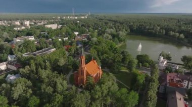 Litvanya tatil beldesi Druskininkai 'nin hava manzarası. Şehir parkındaki Litvanya tatil beldesi Druskininkai kilisesinin panoramik manzarası. Nemunas nehrinde bir kaplıca kasabası
