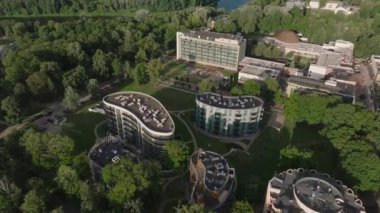 Litvanya tatil beldesi Druskininkai 'nin hava manzarası. Şehir parkındaki Litvanya tatil beldesi Druskininkai kilisesinin panoramik manzarası. Nemunas nehrinde bir kaplıca kasabası