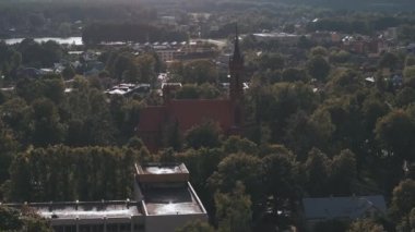 Litvanya tatil beldesi Druskininkai 'nin hava manzarası. Şehir parkındaki Litvanya tatil beldesi Druskininkai kilisesinin panoramik manzarası. Nemunas nehrinde bir kaplıca kasabası
