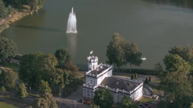 Litvanya tatil beldesi Druskininkai 'nin hava manzarası. Şehir parkındaki Litvanya tatil beldesi Druskininkai kilisesinin panoramik manzarası. Nemunas nehrinde bir kaplıca kasabası