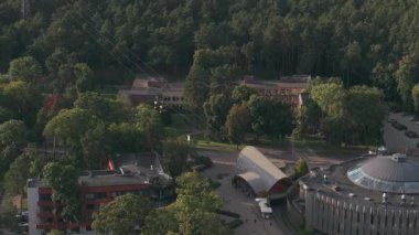 Litvanya tatil beldesi Druskininkai 'nin hava manzarası. Şehir parkındaki Litvanya tatil beldesi Druskininkai kilisesinin panoramik manzarası. Nemunas nehrinde bir kaplıca kasabası