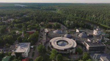 Litvanya tatil beldesi Druskininkai 'nin hava manzarası. Şehir parkındaki Litvanya tatil beldesi Druskininkai kilisesinin panoramik manzarası. Nemunas nehrinde bir kaplıca kasabası