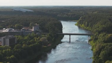 Litvanya tatil beldesi Druskininkai 'nin hava manzarası. Şehir parkındaki Litvanya tatil beldesi Druskininkai kilisesinin panoramik manzarası. Nemunas nehrinde bir kaplıca kasabası