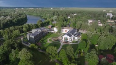 Litvanya tatil beldesi Druskininkai 'nin hava manzarası. Şehir parkındaki Litvanya tatil beldesi Druskininkai kilisesinin panoramik manzarası. Nemunas nehrinde bir kaplıca kasabası