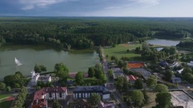 Litvanya tatil beldesi Druskininkai 'nin hava manzarası. Şehir parkındaki Litvanya tatil beldesi Druskininkai kilisesinin panoramik manzarası. Nemunas nehrinde bir kaplıca kasabası