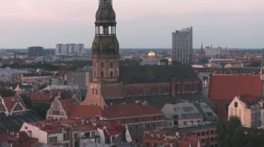 Güzel eski kasaba Riga, Letonya, alacakaranlıkta. Güneşli Yaz Gününde Riga Şehri. Ünlü Landmark - Riga Dome Katedrali