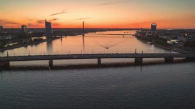 Gün batımında Riga 'nın eski kasabasında güzel bir zaman dilimi. Daugava nehrinin üzerinde uçuyor..
