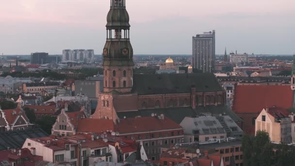 Hermoso Casco Antiguo Riga Letonia Atardecer Paisaje Urbano Riga Soleado — Vídeo de stock