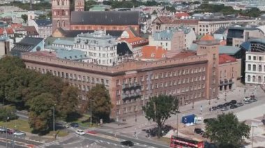 Riga 'nın eski kasabasının panorama manzarası, St. Peters katedrali. Riga, Letonya 'daki Domes Katedrali. Eski kasabanın veya Riga 'nın hava manzarası.