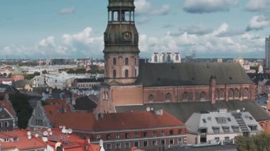 Riga 'nın eski kasabasının panorama manzarası, St. Peters katedrali. Riga, Letonya 'daki Domes Katedrali. Eski kasabanın veya Riga 'nın hava manzarası.