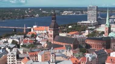 Riga 'nın eski kasabasının panorama manzarası, St. Peters katedrali. Riga, Letonya 'daki Domes Katedrali. Eski kasabanın veya Riga 'nın hava manzarası.