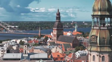 Riga 'nın eski kasabasının panorama manzarası, St. Peters katedrali. Riga, Letonya 'daki Domes Katedrali. Eski kasabanın veya Riga 'nın hava manzarası.