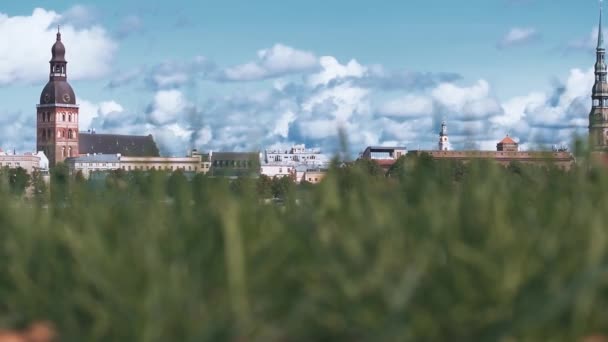 Panoramisch Uitzicht Oude Binnenstad Van Riga Peters Kathedraal Domes Cathedral — Stockvideo