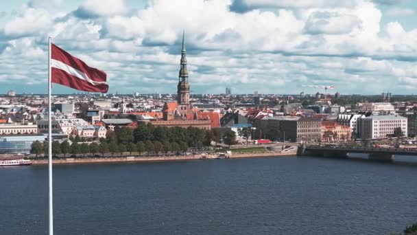 Die Schöne Lettische Flagge Flattert Wind Hintergrund Die Altstadt Von — Stockvideo