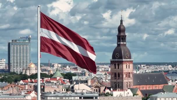 Hermosa Bandera Letona Ondea Viento Con Casco Antiguo Riga Fondo — Vídeos de Stock