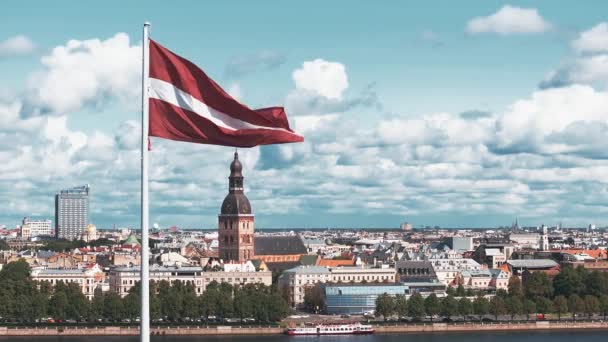 Piękna Łotewska Flaga Wije Się Wietrze Starym Miastem Rygi Tle — Wideo stockowe