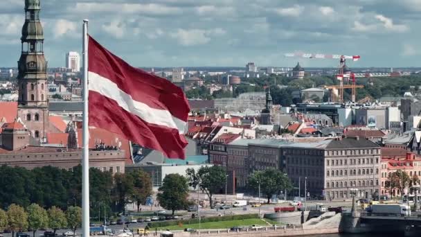 美丽的拉脱维亚国旗在风中飘扬 里加古城在拉脱维亚的背景 爱国视频 里加航空视图 — 图库视频影像