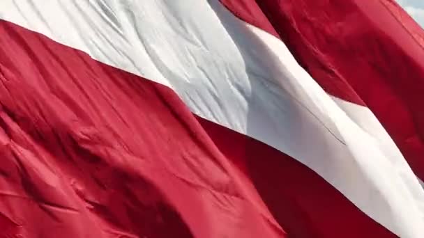Hermosa Bandera Letona Ondea Viento Con Casco Antiguo Riga Fondo — Vídeos de Stock